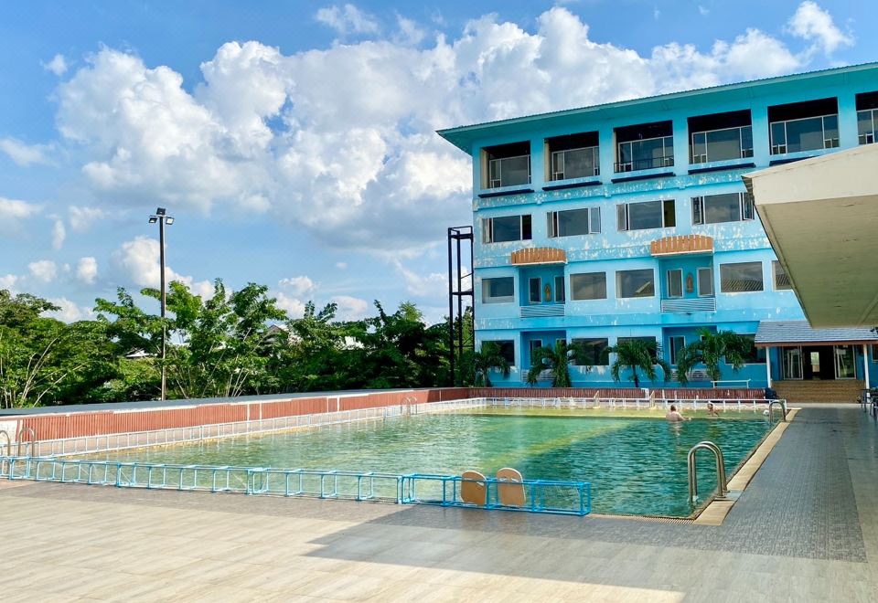 สระว่ายน้ำกลางแจ้งของ New Siya Hotel ย่านตลาด ใจกลางเมืองมหาสารคาม