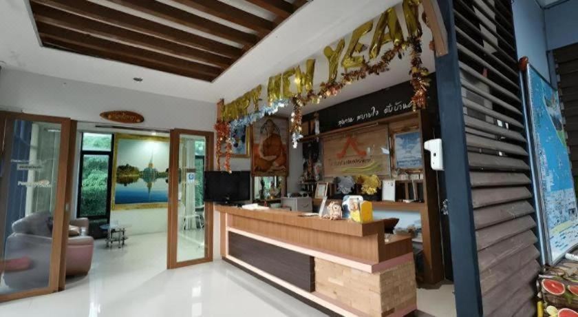 มุมสวนและพื้นที่ส่วนกลางร่มรื่นของ Phakawan Hotel ย่านแวงน่าง
