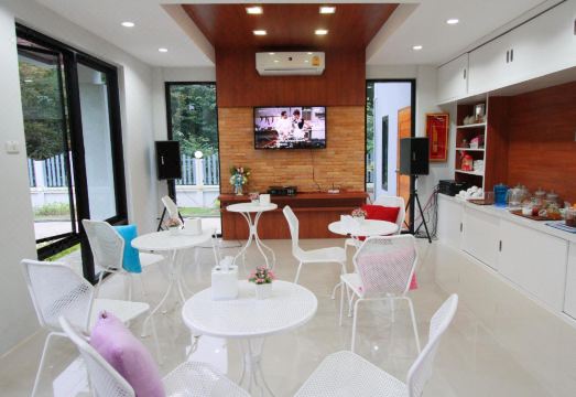 อาคารและลานจอดรถของ Phakawan Hotel มหาสารคาม