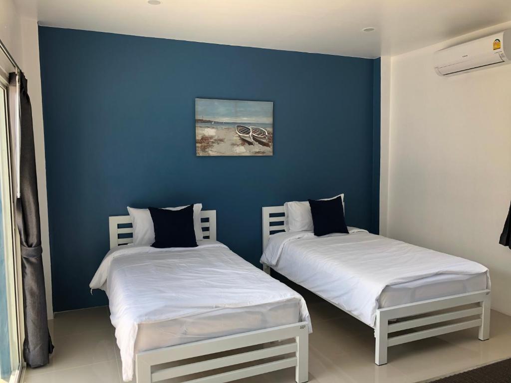 ห้องพักแบบวิลล่าของ SiRi Resort มหาสารคาม พร้อมที่จอดรถส่วนตัวหน้าห้อง