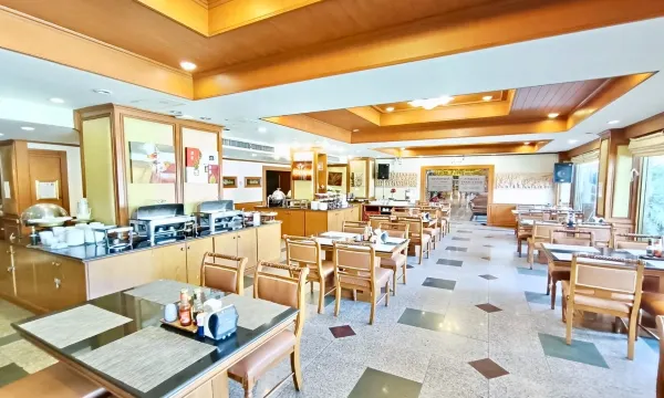 ร้านอาหารของโรงแรมตักสิลา มหาสารคาม บรรยากาศโทนไม้อบอุ่น