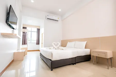 บรรยากาศภายนอกและที่จอดรถกว้างของ Top Inn Hotel ย่านตลาดเมืองมหาสารคาม