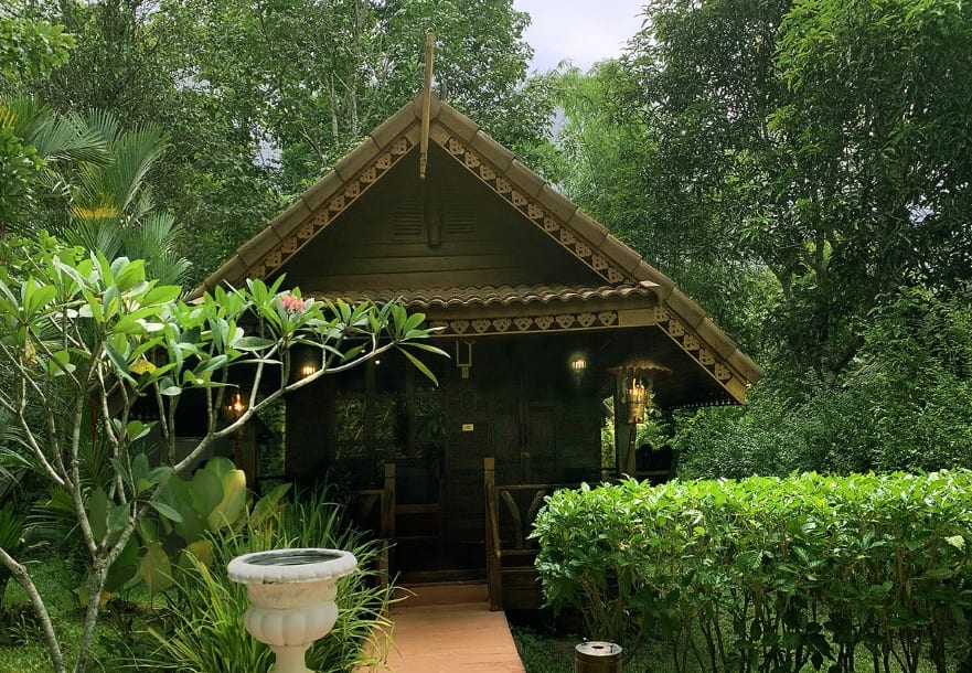 บังกะโลไม้พร้อมระเบียงส่วนตัวของ Montania Lifestyle Hotel มองวิวภูเขาหินปูนเขาสก