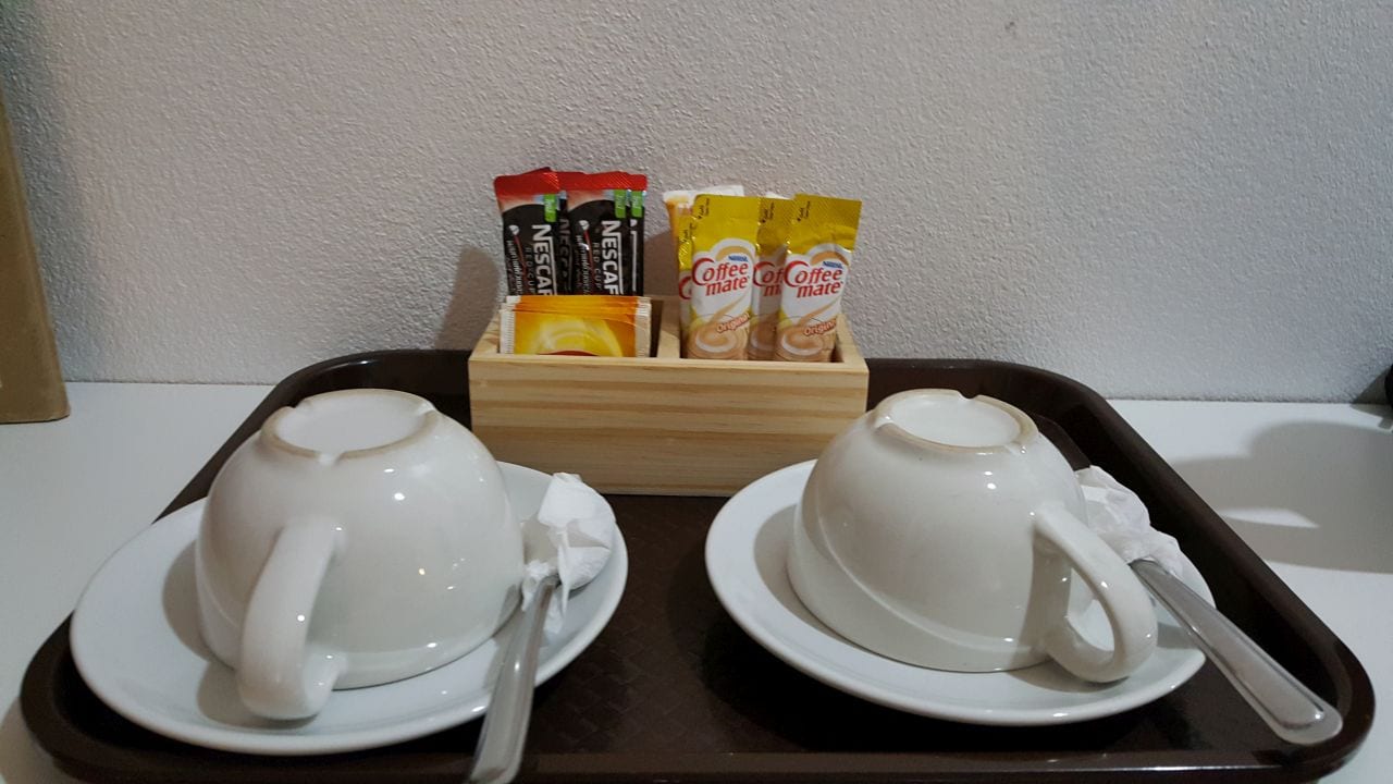 สระว่ายน้ำกลางสวนเขียวร่มรื่นของ Montania Lifestyle Hotel ในหมู่บ้านคลองสก