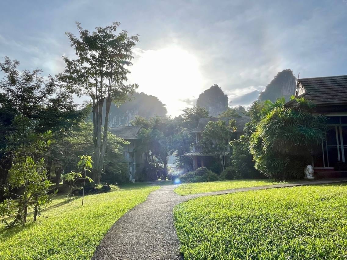 มุมร้านอาหารและอาหารเช้าขนมไทยทำเองของ Montania Lifestyle Hotel กลางป่าเขาสก