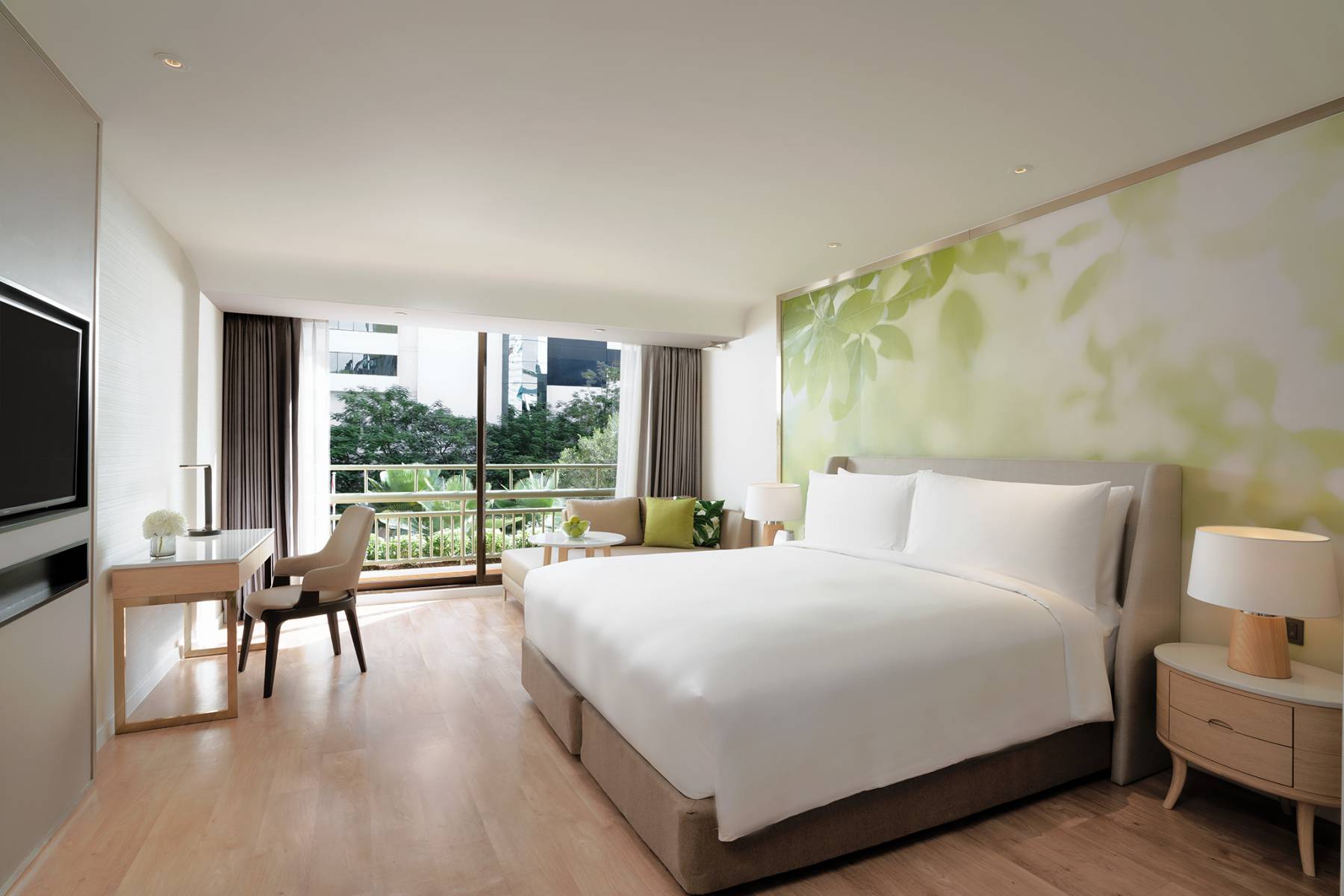 ห้อง Deluxe King ของ Mövenpick BDMS Wellness Resort Bangkok ตกแต่งอบอุ่นพร้อมระเบียงวิวสวน