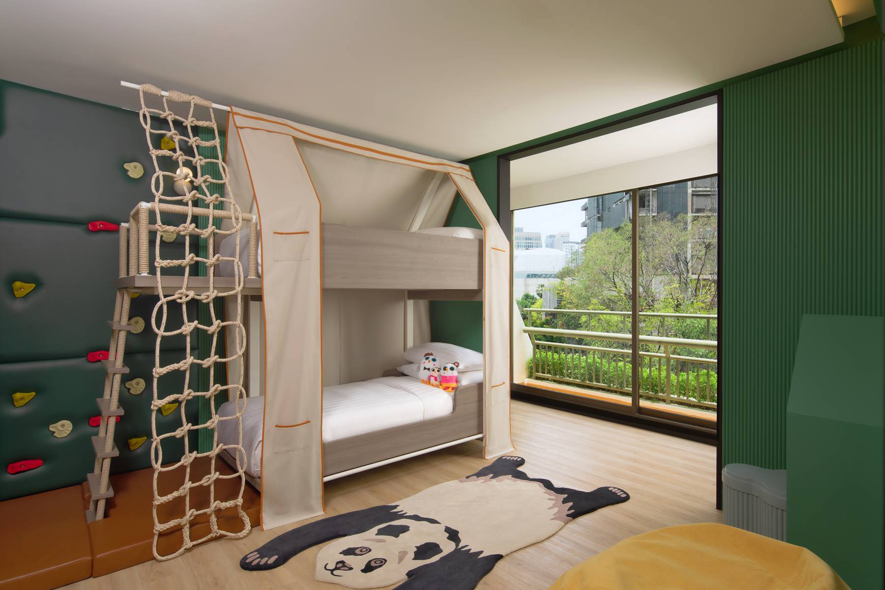 Family Suite 2 Bedroom ของ Mövenpick BDMS Wellness Resort Bangkok มุมนั่งเล่นกว้างขวาง
