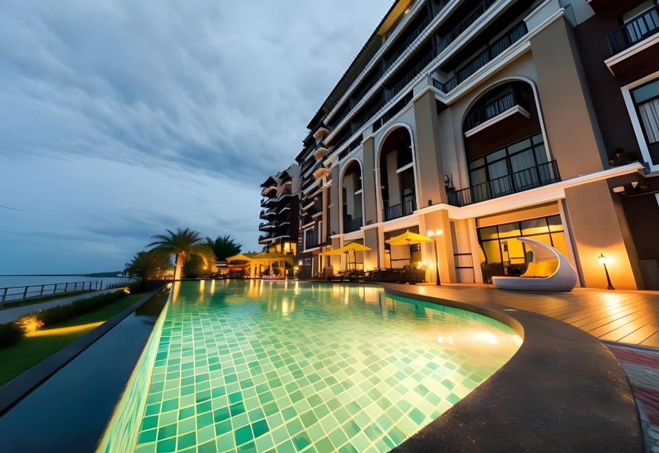 สระว่ายน้ำกลางแจ้งของ Hotel de Ladda มองออกไปเห็นแม่น้ำโขง