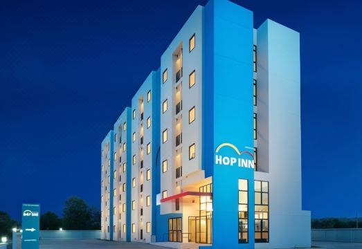 ห้องพัก Hop Inn มุกดาหาร เตียงนุ่ม โทนสีเทาขาว เรียบง่ายสะอาดตา