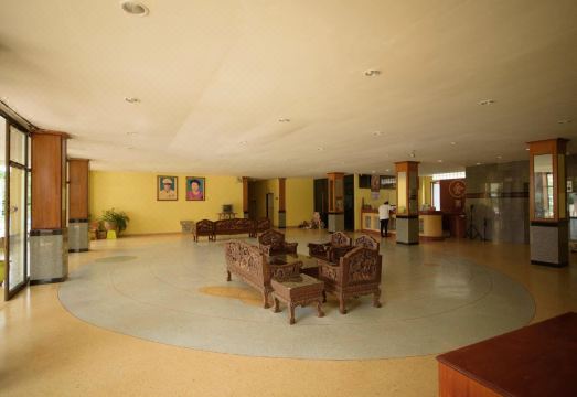 บรรยากาศภายนอกและที่จอดรถของ Kim Jek Cin 2 Hotel ใจกลางเมืองมุกดาหาร