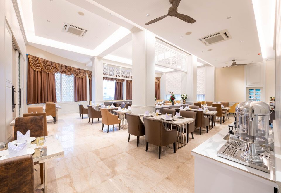 ภายในห้องพัก Hotel Muq มุกดาหาร พร้อมโต๊ะทำงานและสิ่งอำนวยความสะดวก