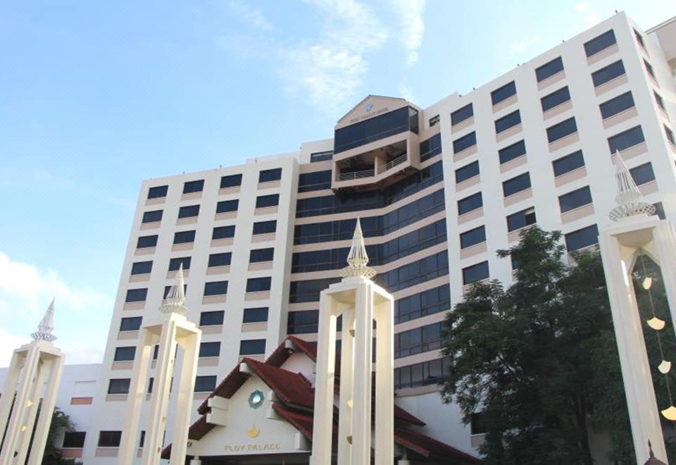 ห้องพักของ Ploy Palace Hotel มุกดาหาร โทนอบอุ่น เตียงนอนสบาย