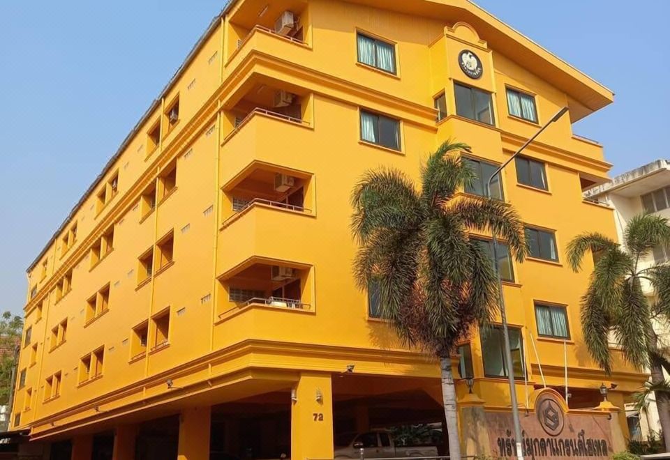 ห้องพักของ Submukda Grand Hotel มุกดาหาร เตียงเรียบง่าย สะอาดตา