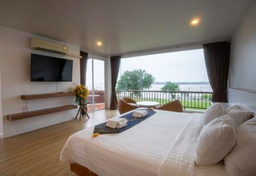 บรรยากาศสวนกว้างริมแม่น้ำโขงด้านหน้า Vieng Khong Hotel