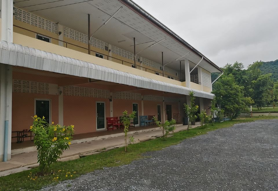 สระว่ายน้ำเกลือกลางแจ้งของ Armthong Resort มองเห็นวิวภูเขา นครนายก