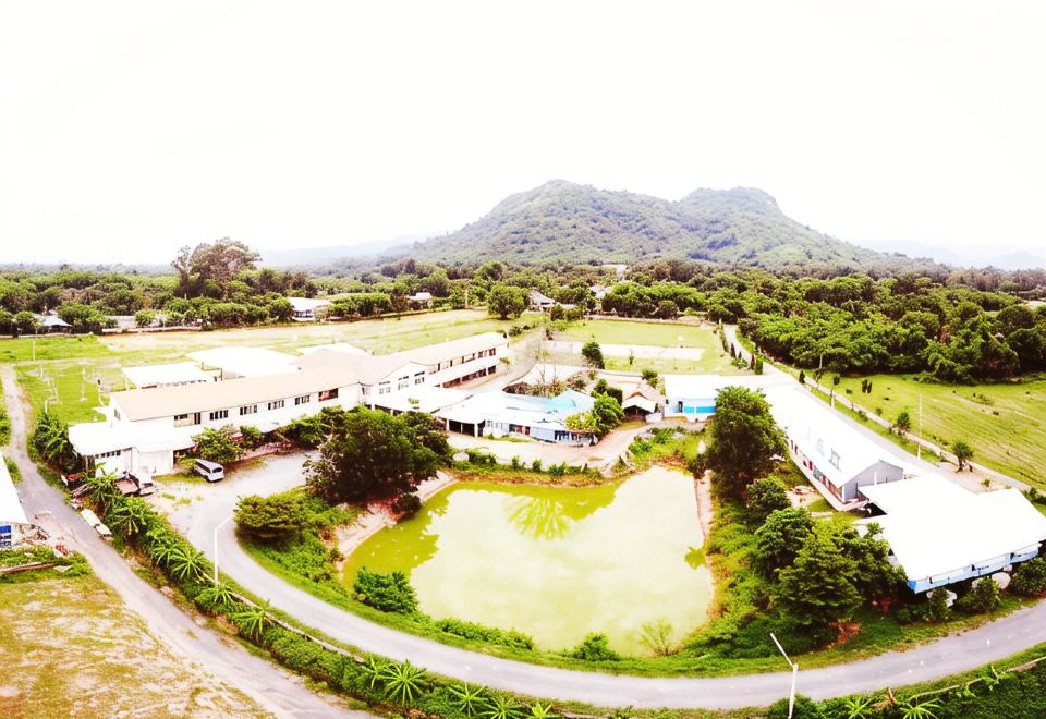 บรรยากาศสวนและอาคารของ Armthong Resort ย่านพรหมณี นครนายก