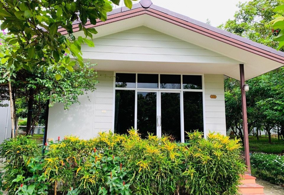ห้องพักปรับอากาศของบ้านสวนคุณยาย ใหม่ สะอาด เตียงใหญ่