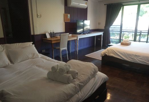วิลล่าหลังคาทรงบาหลีของ Villa Panalai กลางสวนผลไม้เขียวครึ้ม