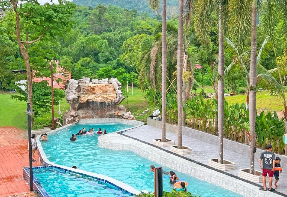 สระว่ายน้ำกลางแจ้งของ Phuiyara Resort มองออกเห็นแนวเขา