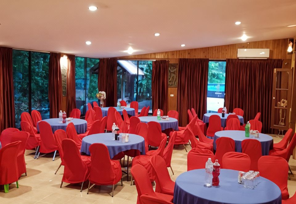 บรรยากาศรีสอร์ทและพื้นที่ส่วนกลางของ Phuiyara Resort นครนายก