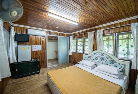 ห้องพักปรับอากาศของ Poomvarin Resort กว้าง เตียงใหญ่ สะอาดตา