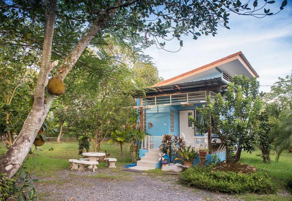 บรรยากาศสวนและอาคารของ Poomvarin Resort ย่านสาริกา นครนายก