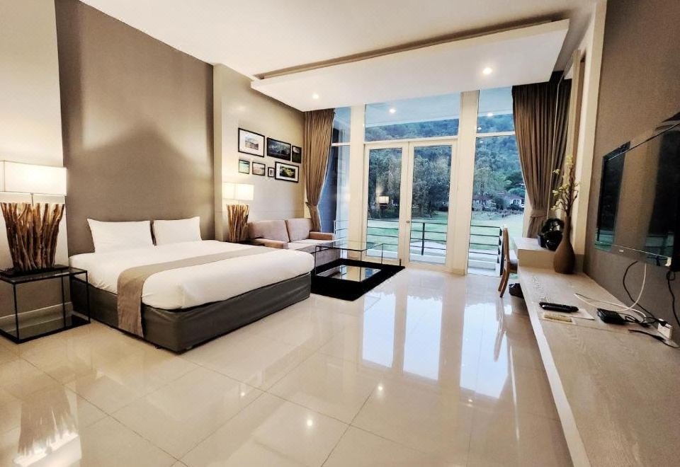 บ้านพักทาวน์โฮมสองชั้นของ The Midst ในสนามกอล์ฟ Royal Hills นครนายก