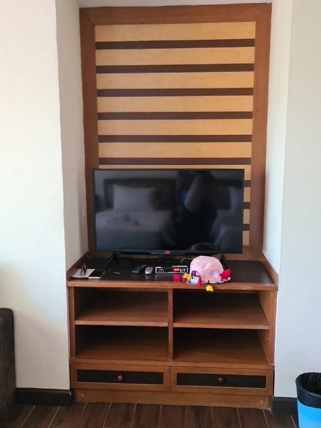 บ้านพักริมทะเลสาบของ Chawalun Resort นครปฐม ท่ามกลางสวนสีเขียว