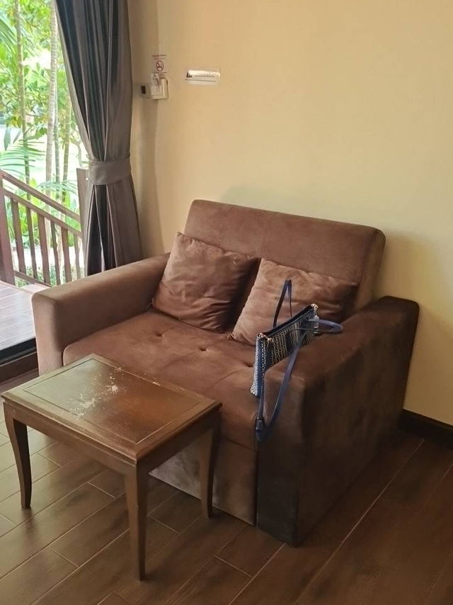 สระว่ายน้ำพร้อมสไลเดอร์และมุมน้ำตกของ Chawalun Resort สำหรับครอบครัว