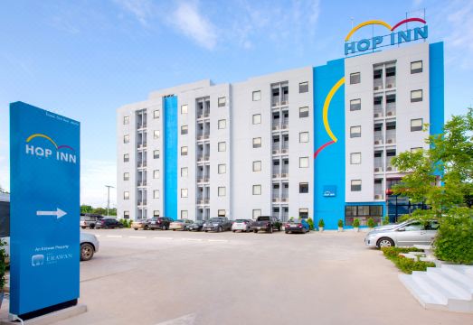 ห้องน้ำในตัวพร้อมเครื่องทำน้ำอุ่นและฝักบัวของ Hop Inn Nakhon Pathom