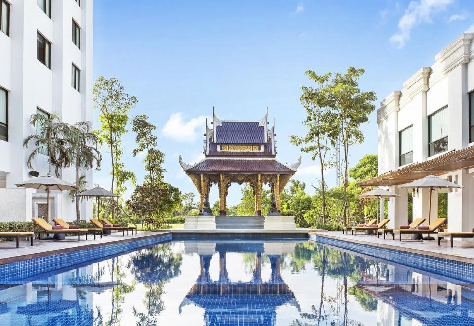 สระว่ายน้ำระบบเกลือกลางแจ้งของ Mida Grande Hotel Dhavaravati นครปฐม