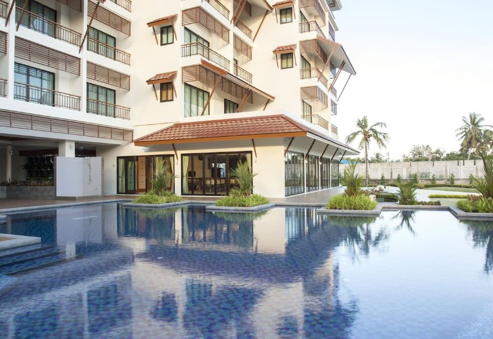 สระว่ายน้ำกลางแจ้งของ RK Riverside Resort & Spa นครชัยศรี นครปฐม