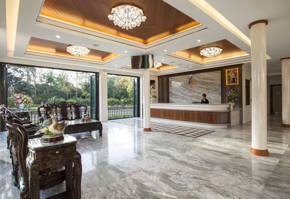 บรรยากาศสวนและเรือนไทยริมแม่น้ำท่าจีนภายใน RK Riverside Resort