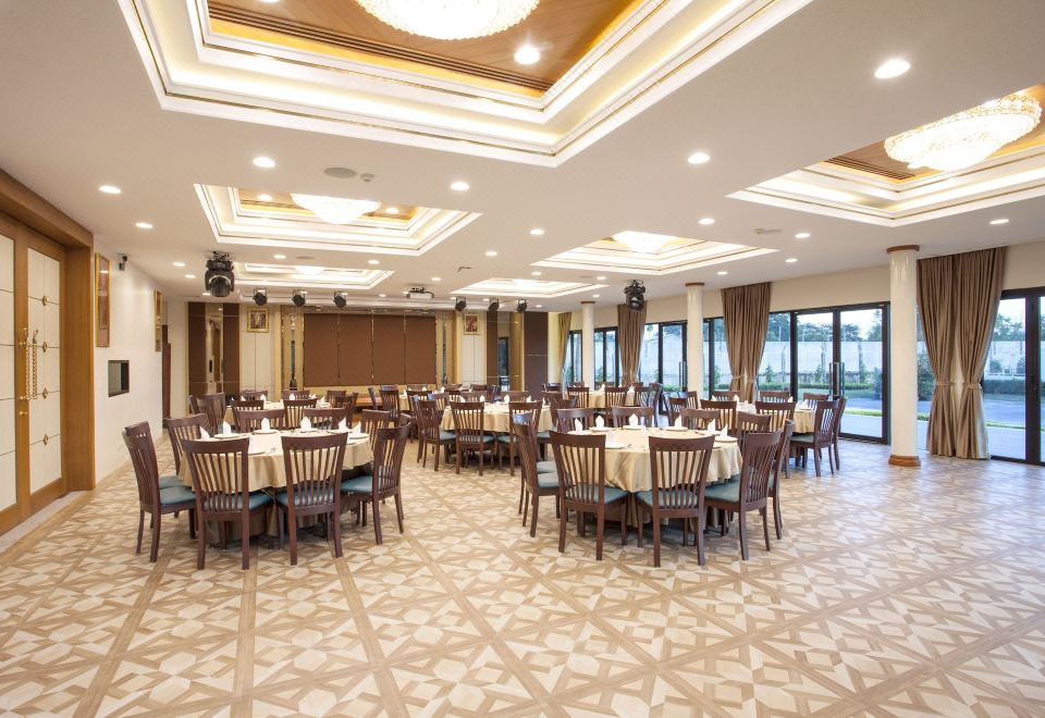 ร้านอาหารริมน้ำของ RK Riverside Resort & Spa นครชัยศรี