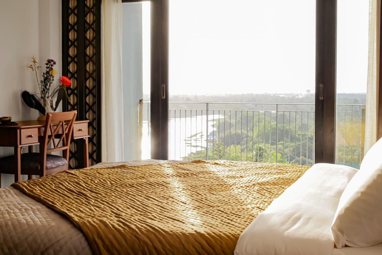 ห้องพักของ RXV Wellness Village Sampran ตกแต่งด้วยวัสดุธรรมชาติ มองออกไปเห็นแม่น้ำท่าจีน