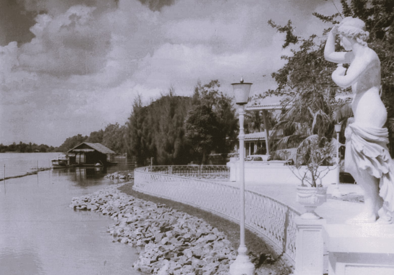 โซนไฮโดรเทอราพีและสระน้ำของ RXV Wellness Village ในบรรยากาศสวนเขียว