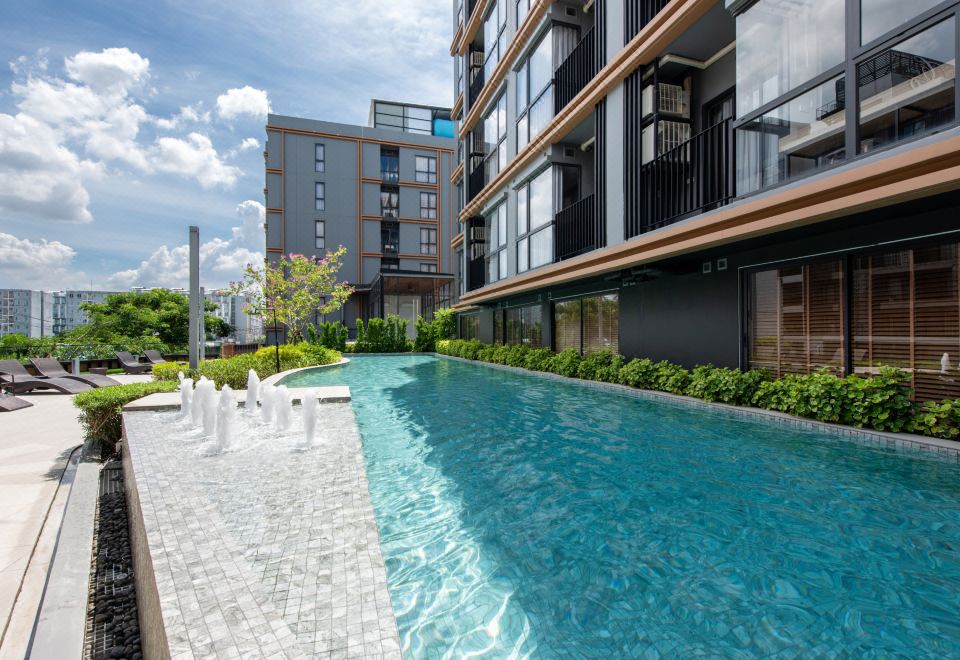 สระว่ายน้ำกลางแจ้งของ Salaya One Hotel & Service Apartment ย่านศาลายา