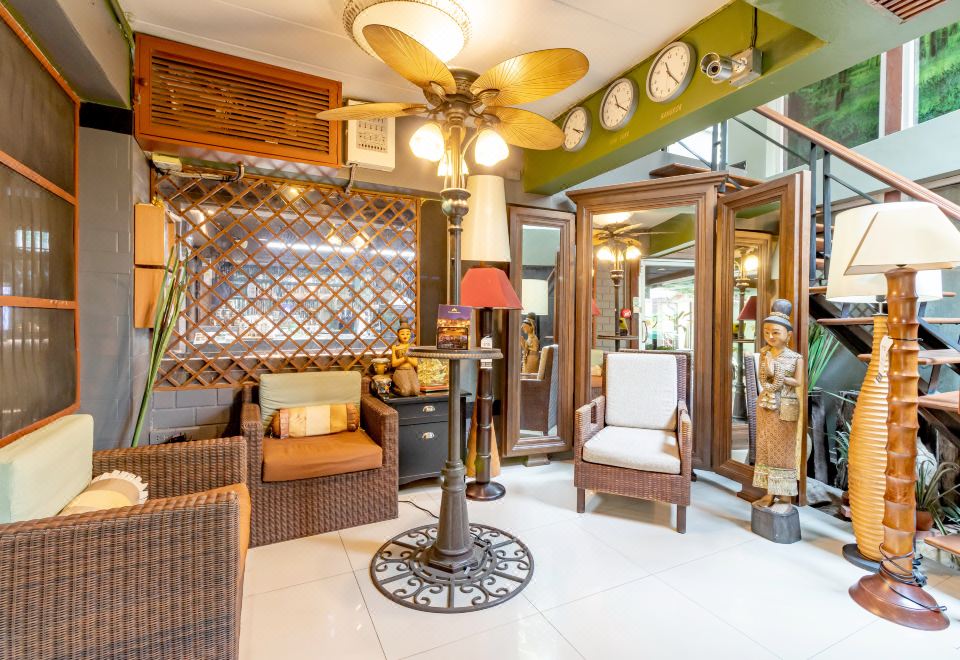 ระเบียงส่วนตัวและบรรยากาศภายในห้องของ The Palm Hotel Salaya