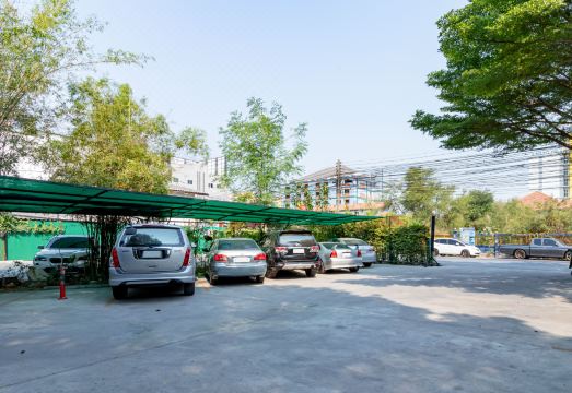 ด้านหน้าโรงแรมและคาเฟ่ของ The Palm Hotel Salaya ในย่านศาลายา