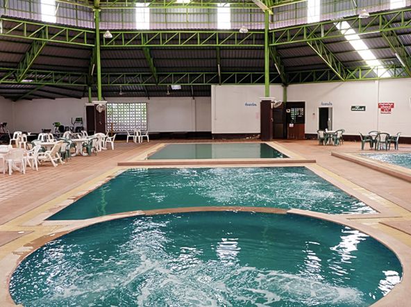 สระว่ายน้ำในร่มและพื้นที่ออกกำลังกายของ Whale Hotel นครปฐม