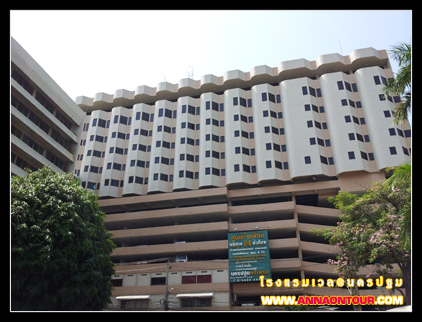 อาคารสูงทรงโค้งของ Whale Hotel นครปฐม มองจากด้านนอก