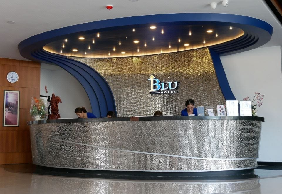 อาคารและพื้นที่ริมแม่น้ำโขงของ Blu Hotel Nakhon Phanom มองเห็นภูเขาฝั่งลาว