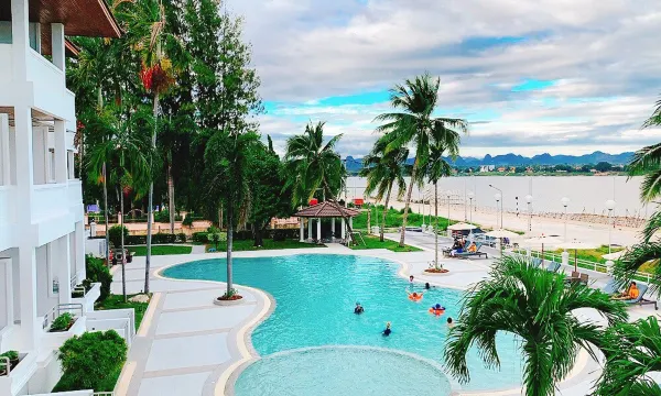สระว่ายน้ำกลางแจ้งของ Fortune River View Hotel Nakhon Phanom ริมแม่น้ำโขง