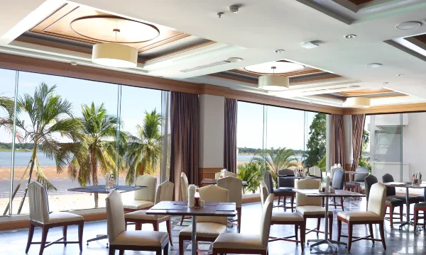 ห้องอาหาร Nanthitong ของ Fortune River View Hotel มองออกไปเห็นแม่น้ำโขง