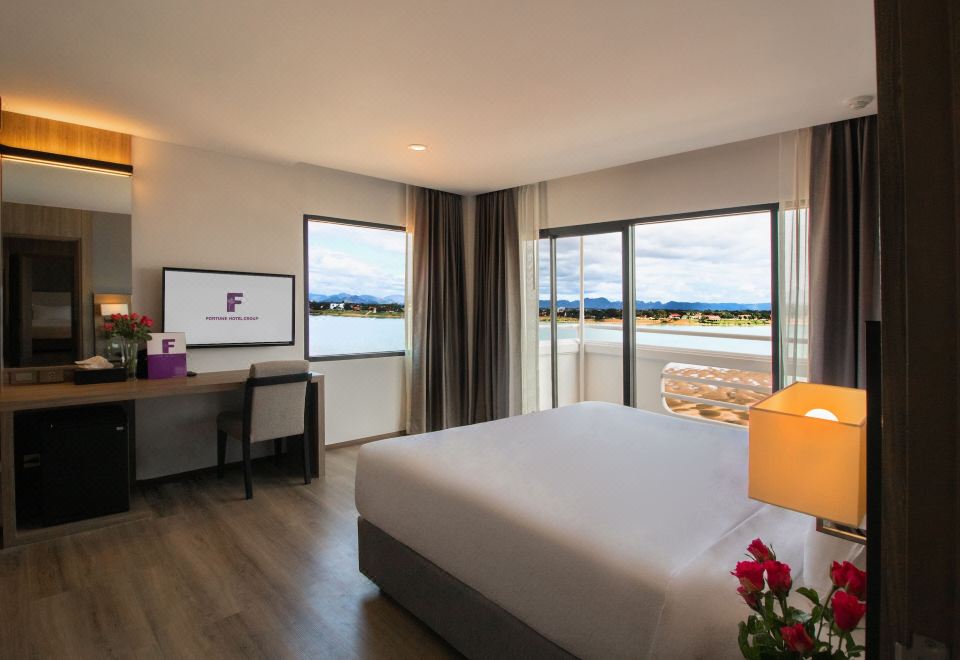ห้องพักฝั่งแม่น้ำโขงของ Fortune View Khong Hotel นครพนม พร้อมระเบียงมองเห็นแม่น้ำ