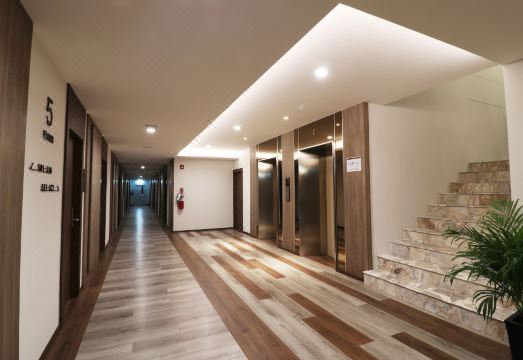 มุมห้องพักโทนอบอุ่นของ Fortune View Khong Hotel นครพนม เตียงนอนสบาย