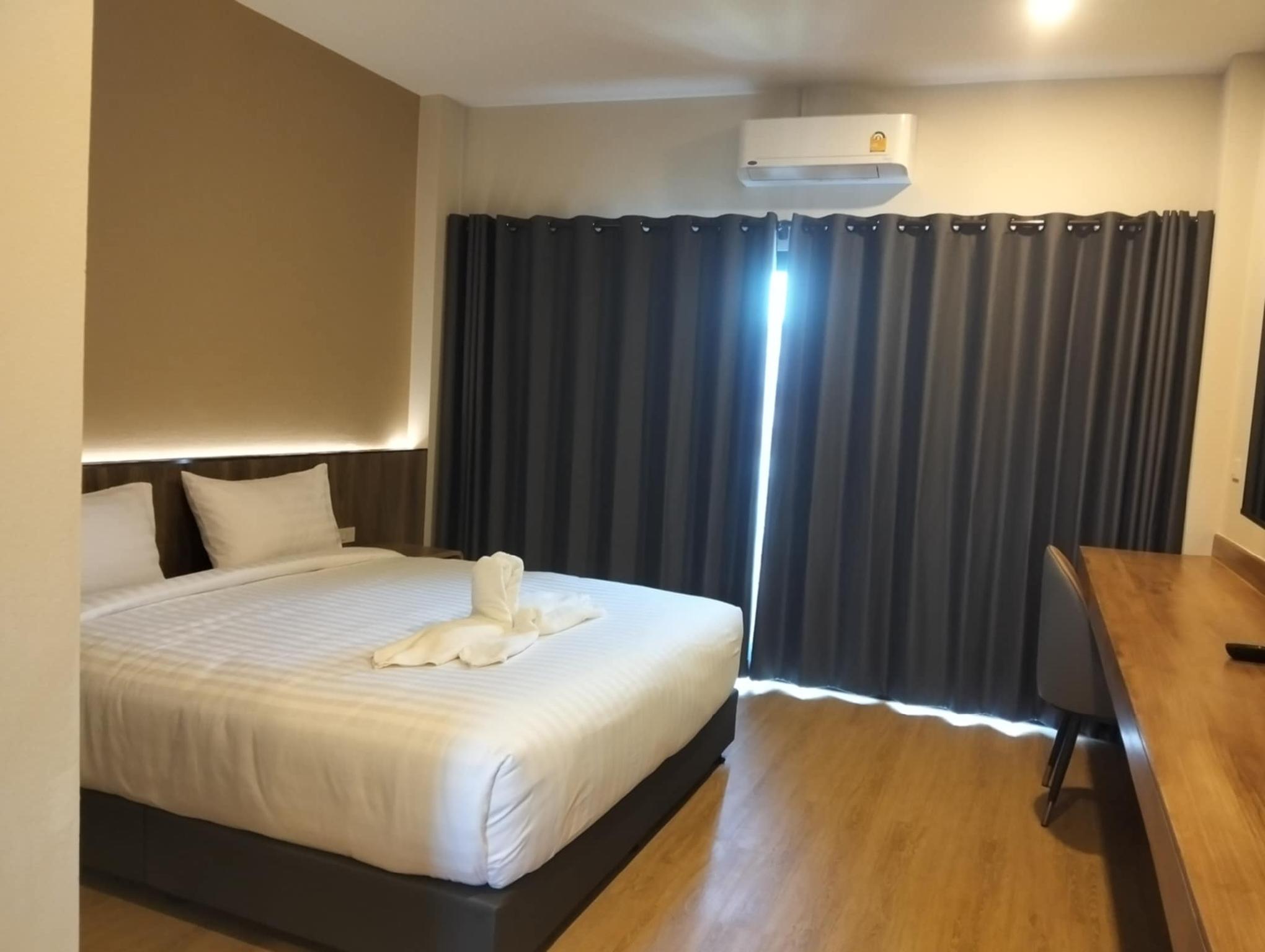 บรรยากาศย่านริมแม่น้ำโขงในตัวเมืองนครพนม ใกล้ที่พัก Khid Napping