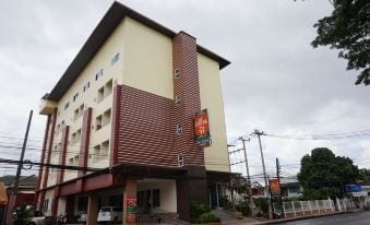 ห้องพักของ NP Residence Nakhon Phanom ตกแต่งโทนอบอุ่นสะอาดตา มีระเบียงส่วนตัว