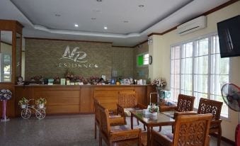 มุมห้องพักและพื้นที่นั่งเล่นของ NP Residence นครพนม กว้างกว่าราคา