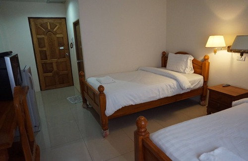 มุมห้องพักพร้อมสิ่งอำนวยความสะดวกพื้นฐานของ Pornnareamitr Hotel ธาตุพนม